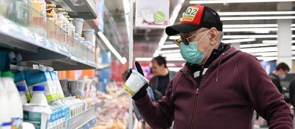 Пожилой мужчина в защитной маске покупает продукты Пожилой мужчина в защитной маске покупает продукты - Sputnik Тоҷикистон