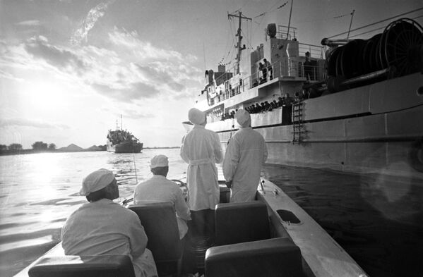 Борьба с эпидемией холеры в Астрахани. Санитарные врачи обследуют все рыболовецкие суда. 1971 год - Sputnik Таджикистан