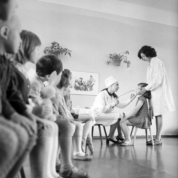 Профилактическая вакцинация детей против гриппа в одном из детских садов, 1972 год - Sputnik Тоҷикистон