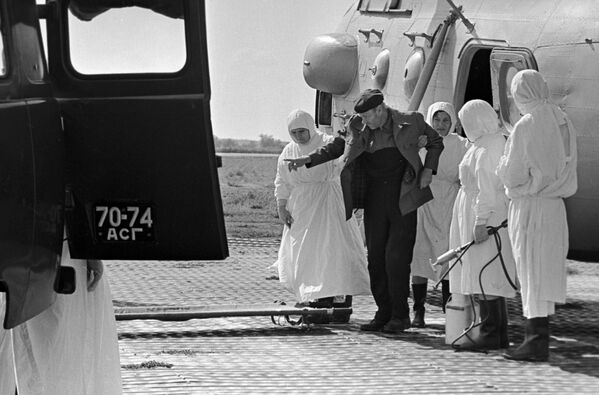 Отправка больного холерой в инфекционную больницу Астрахани, 1970 год - Sputnik Тоҷикистон