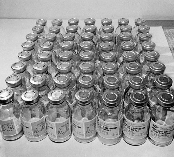 Готовая тканевая живая вакцина для профилактики и лечения гриппа в Московском научно-исследовательском институте вирусных препаратов, 1973 год - Sputnik Таджикистан