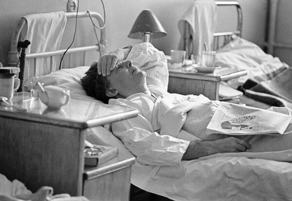 Больной с высокой температурой в палате одной из московских клиник во время всплеска заболеваемости гриппом, 1967 год - Sputnik Таджикистан