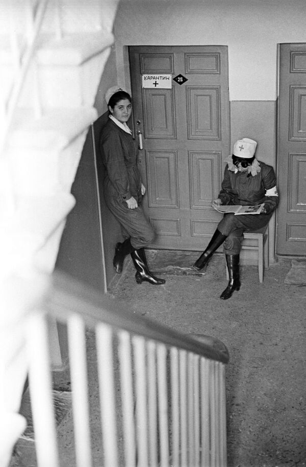 Санитарные работники несут дежурство у дверей квартиры, жильцы которой проходят курс лечения от холеры, 1971 год - Sputnik Таджикистан