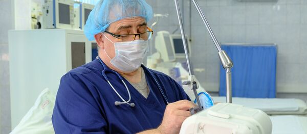 Врач осматривает новые аппараты для ИВЛ - Sputnik Тоҷикистон