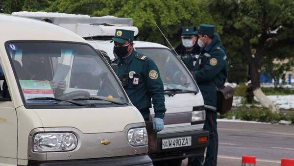 Узбекские правоохранители проверяют документы водителей на контрольно-пропускном пункте - Sputnik Таджикистан