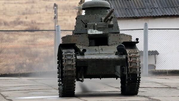 Первый советский танк готовят к Параду Победы - YouTube - Sputnik Таджикистан