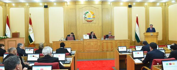 Эмомалӣ Раҳмон, раисиҷумҳури Тоҷикистон дар ҷаласаи якумаи Маҷлиси миллӣ даъвати шашум Эмомалӣ Раҳмон, раисиҷумҳури Тоҷикистон дар ҷаласаи якумаи Маҷлиси миллӣ даъвати шашум - Sputnik Тоҷикистон