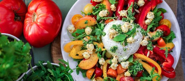 Блюдо из свежих овощей Блюдо из свежих овощей - Sputnik Таджикистан