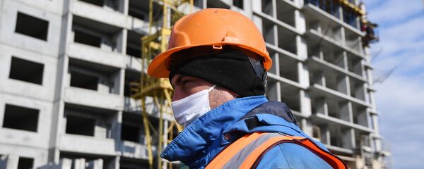 Рабочий в медицинской маске на строительстве - Sputnik Таджикистан