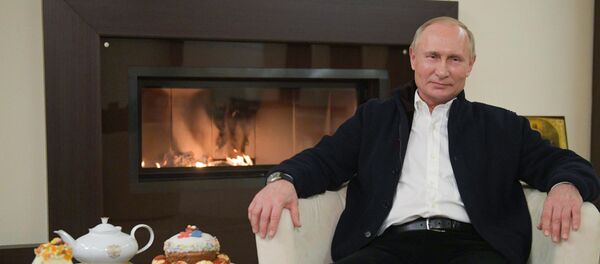 Владимир Путин на Пасху Владимир Путин на Пасху - Sputnik Таджикистан