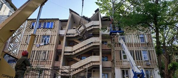 МЧС спасает жильцов в доме из-за аварии в доме МЧС спасает жильцов в доме из-за аварии в доме - Sputnik Тоҷикистон