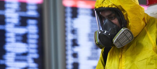 Сотрудник центра по проведению спасательных операций проводит обработку помещений Сотрудник центра по проведению спасательных операций проводит обработку помещений - Sputnik Таджикистан