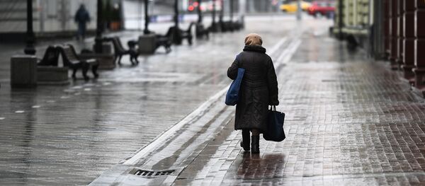 Женщина на Никольской улице в Москве Женщина на Никольской улице в Москве - Sputnik Таджикистан