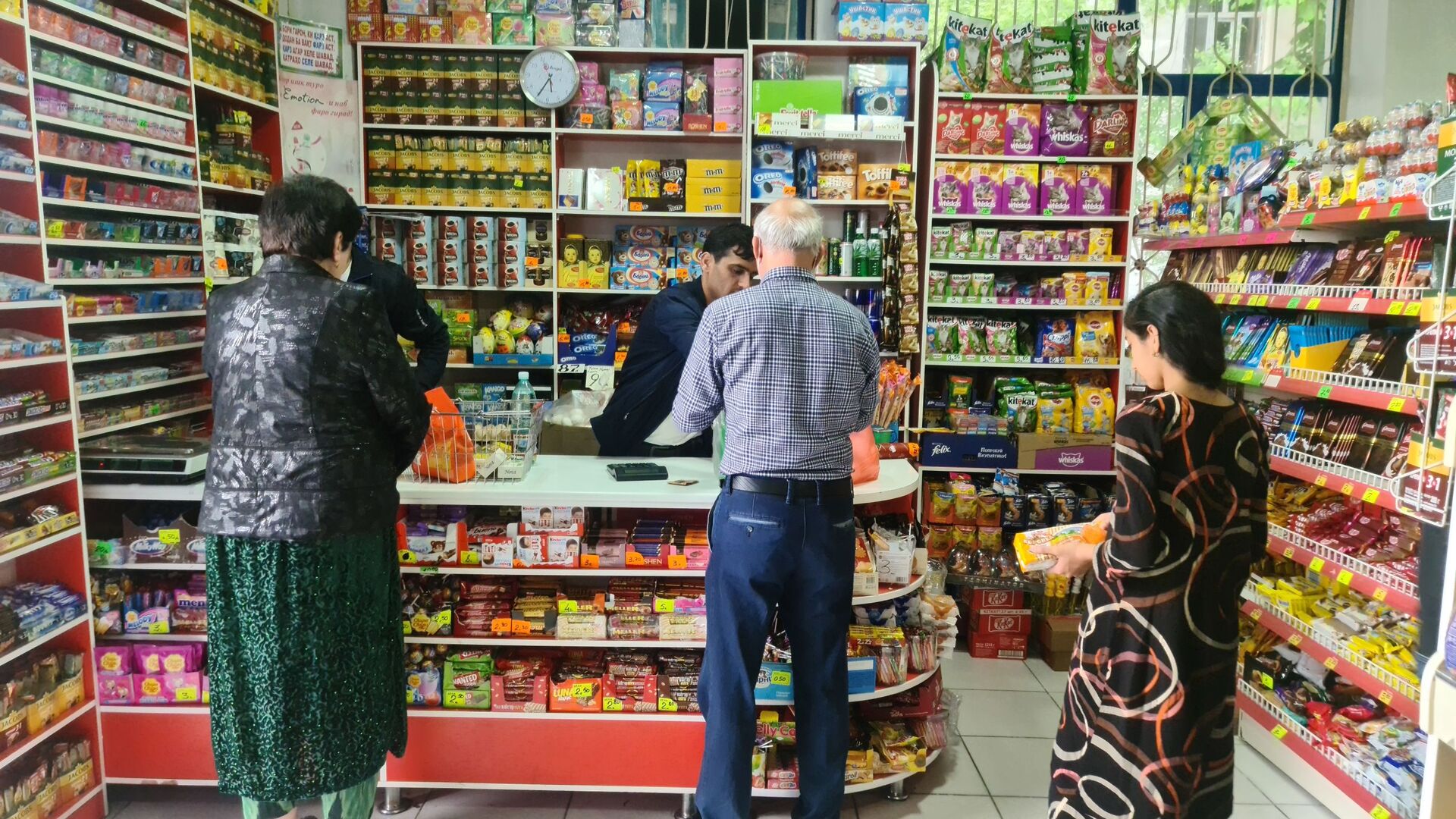 Покупатели в одном из магазинов Душанбе - Sputnik Таджикистан, 1920, 07.06.2021