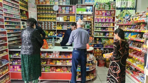 Покупатели в одном из магазинов Душанбе - Sputnik Таджикистан