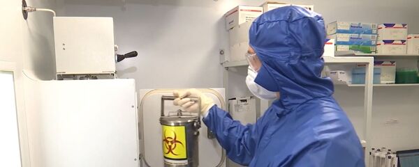 Специалист Министерства обороны РФ в полевой биолаборатории, развернутой на авиабазе Орио-аль-Серио в Италии - Sputnik Тоҷикистон