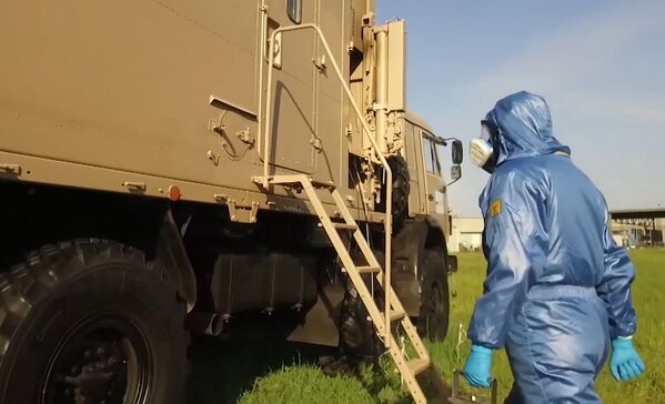 Специалист Министерства обороны РФ в полевой биолаборатории, развернутой на авиабазе Орио-аль-Серио в Италии - Sputnik Таджикистан