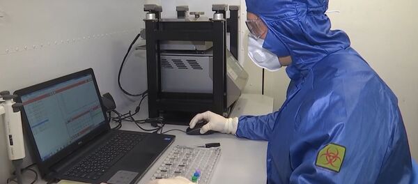 Специалист Министерства обороны РФ в полевой биолаборатории, развернутой на авиабазе Орио-аль-Серио в Италии - Sputnik Тоҷикистон