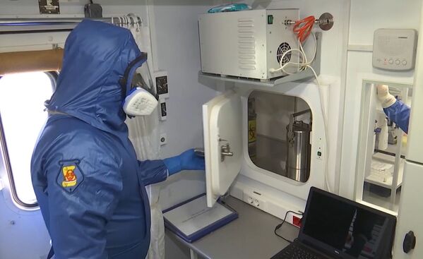 Специалист Министерства обороны РФ в полевой биолаборатории, развернутой на авиабазе Орио-аль-Серио в Италии - Sputnik Таджикистан