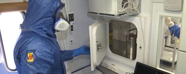 Специалист Министерства обороны РФ в полевой биолаборатории, развернутой на авиабазе Орио-аль-Серио в Италии - Sputnik Тоҷикистон