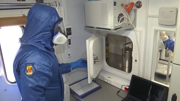 Специалист Министерства обороны РФ в полевой биолаборатории, развернутой на авиабазе Орио-аль-Серио в Италии - Sputnik Тоҷикистон
