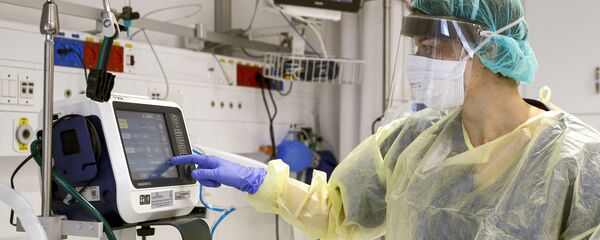 Доктор проверяет панель управления аппаратом искусственной вентиляции легких  - Sputnik Таджикистан