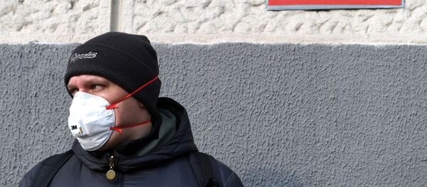 Мужчина в защитной маске - Sputnik Таджикистан