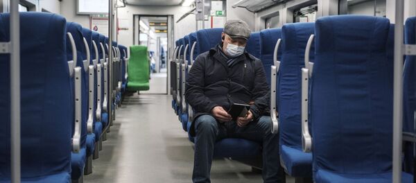 Мужчина в вагоне поезда Мужчина в вагоне поезда - Sputnik Таджикистан