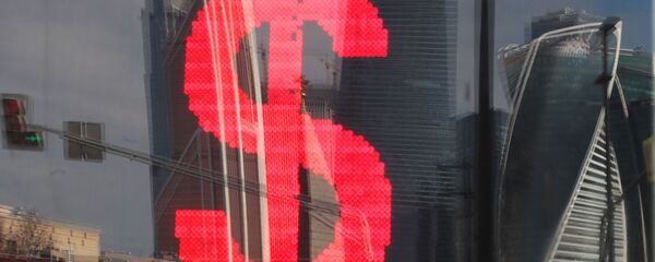 Табло с символикой доллара на обменном пункте Табло с символикой доллара на обменном пункте - Sputnik Тоҷикистон