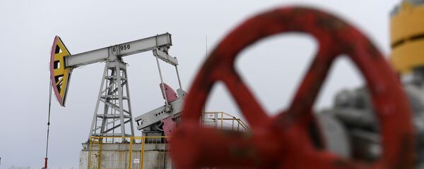 Работа нефтяных станков - качалок - Sputnik Таджикистан