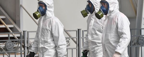 Сотрудники МЧС РФ проводят дезинфекцию - Sputnik Тоҷикистон