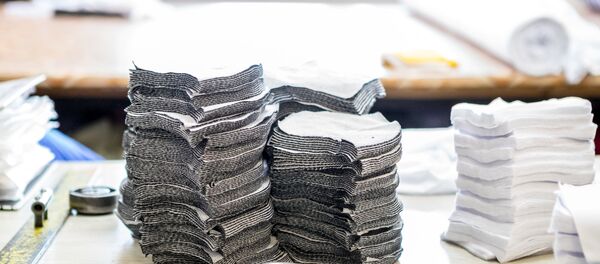 Производство медицинских и бытовых защитных масок Производство медицинских и бытовых защитных масок - Sputnik Таджикистан