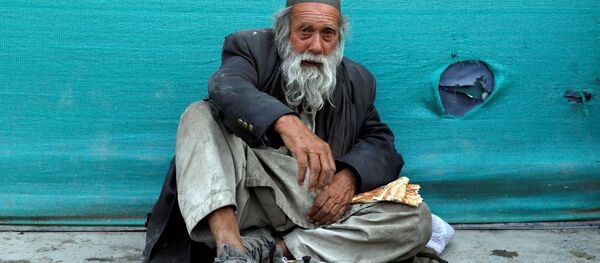 Бездомный мужчина пьет чай в придорожном чайном магазине в Кабуле, Афганистан - Sputnik Тоҷикистон