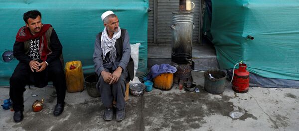 Мужчины у придорожного магазина в Кабуле, Афганистан - Sputnik Тоҷикистон