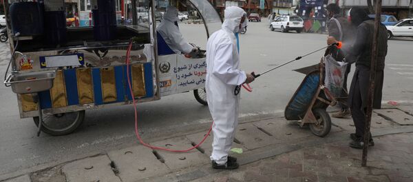 Дезинфекция прохожих на улицах Кабула, Афганистан - Sputnik Тоҷикистон