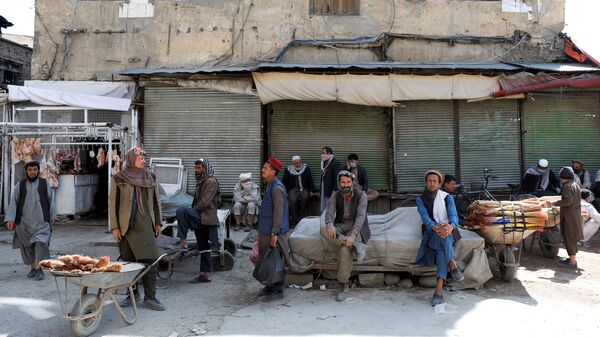 Рабочие на фоне закрытого из-за коронавируса рынка в Кабуле, Афганистан - Sputnik Тоҷикистон