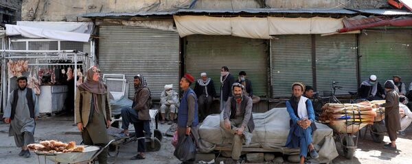 Рабочие на фоне закрытого из-за коронавируса рынка в Кабуле, Афганистан - Sputnik Таджикистан