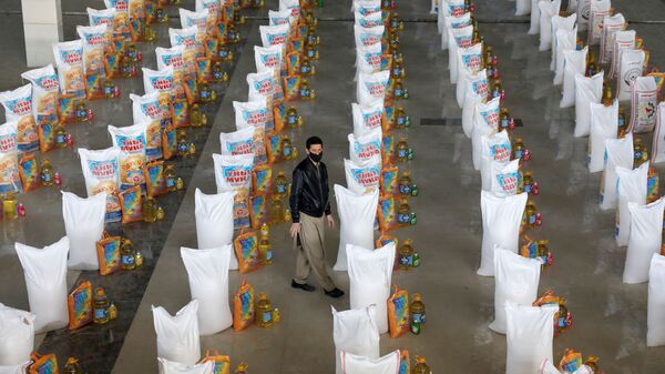 Мешки с бесплатной едой, пожертвованной нуждающимся, в Кабуле, Афганистан - Sputnik Тоҷикистон