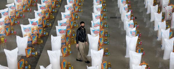 Мешки с бесплатной едой, пожертвованной нуждающимся, в Кабуле, Афганистан Мешки с бесплатной едой, пожертвованной нуждающимся, в Кабуле, Афганистан - Sputnik Таджикистан