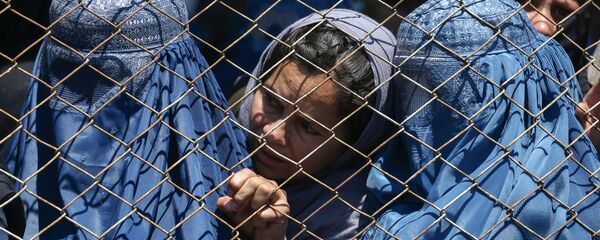 Афганские женщины в ожидании выдачи помощи от правительства Афганистана в Кабуле - Sputnik Тоҷикистон