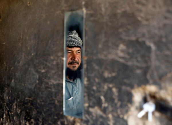 Отражение мужчины в зеркале, Кабул  - Sputnik Таджикистан