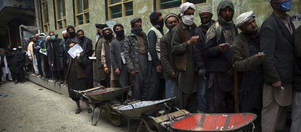 Рабочие в очереди за бесплатным продовольствием в Кабуле, Афганистан Рабочие в очереди за бесплатным продовольствием в Кабуле, Афганистан - Sputnik Тоҷикистон