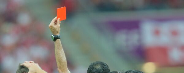 Главный судья показывает красную карточку, архивное фото Главный судья показывает красную карточку, архивное фото - Sputnik Таджикистан