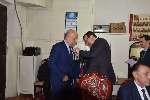 Медал барои падар! Сафорати Русия ба посдорони Ғалаба нишон дод - Sputnik Тоҷикистон