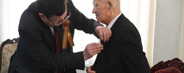 Награждение ветеранов с 75 летием победы - Sputnik Тоҷикистон