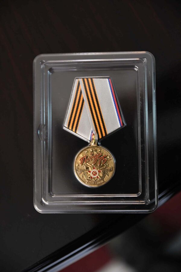 Медал барои падар! Сафорати Русия ба посдорони Ғалаба нишон дод - Sputnik Тоҷикистон