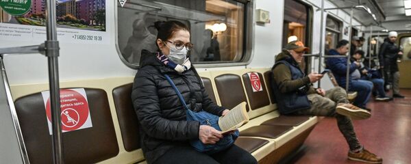 Пассажиры в вагоне поезда Московского метрополитена - Sputnik Тоҷикистон