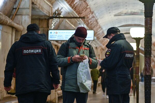 Полицейские и пассажир на станции метро Новокузнецкая в Москве - Sputnik Таджикистан