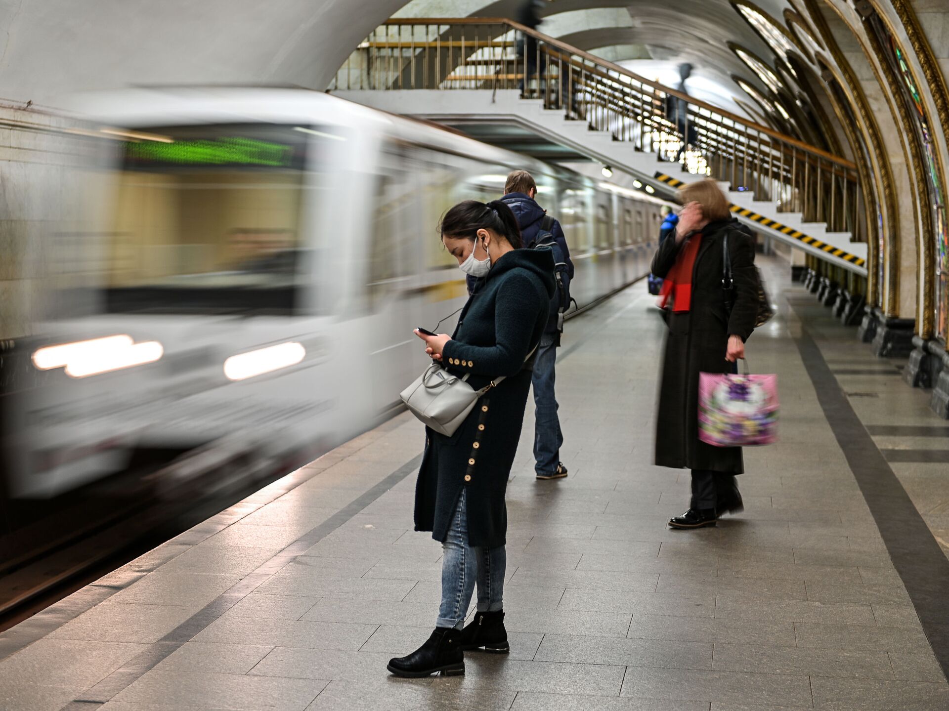 Сколько человек на станции. Люди на станции метро. Люди в Московском метро. Люди в метро Москвы. Платформа метро.