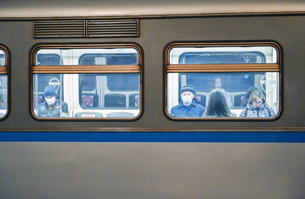 Пассажиры в поезде метро в Москве - Sputnik Таджикистан